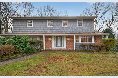 4 Penn Court, Dix Hills, NY 11746 - Photo 2