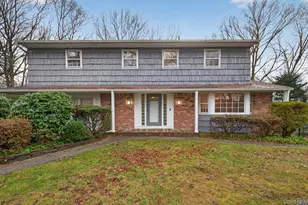 4 Penn Ct, Dix Hills, NY 11746 - Photo 2