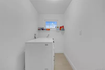 76 Northern Parkway W, Plainview, NY 11803 - Photo 22