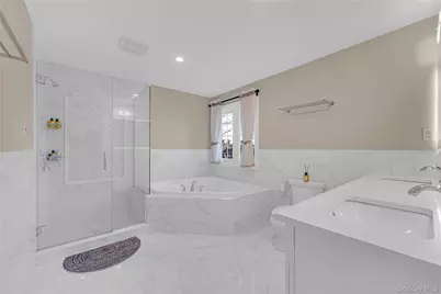 76 Northern Parkway W, Plainview, NY 11803 - Photo 20