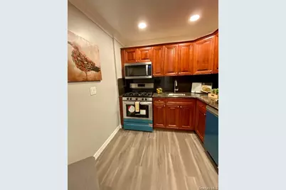 315 Brook Avenue #315-2A, Bay Shore, NY 11706 - Photo 2