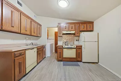 5431 Expressway Drive N, Holtsville, NY 11742 - Photo 22