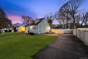 39 Andrews Ave, Wheatley Heights, NY 11798 - Photo 2