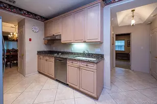 37 Windwatch Dr, Hauppauge, NY 11788 - Photo 10