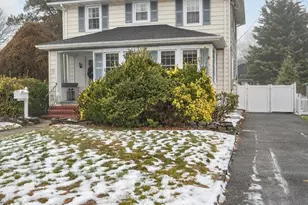 9 Garden Pl, Bay Shore, NY 11706 - Photo 2