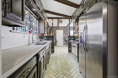 360 Raymond Street, Rockville Centre, NY 11570 - Photo 14