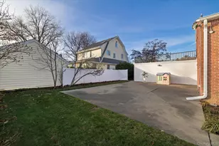 360 Raymond St, Rockville Centre, NY 11570 - Photo 30