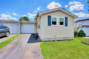 164 Village Cir W, Manorville, NY 11949 - Photo 4