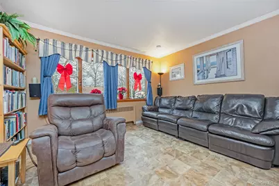 10 Roxbury Street, Farmingdale, NY 11735 - Photo 4