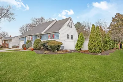 10 Roxbury Street, Farmingdale, NY 11735 - Photo 2