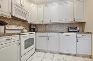 47 Balsam Ct, Wantagh, NY 11793 - Photo 10