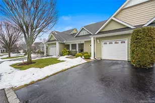 5 Newcastle Ct, Riverhead, NY 11901 - Photo 2