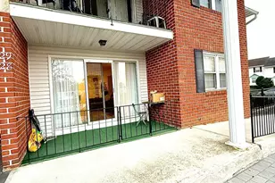 128 Santa Barbara Dr, Plainview, NY 11803 - Photo 2