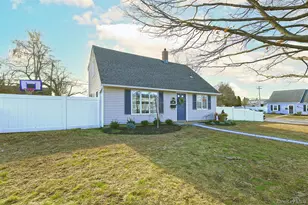 40 Knoll Ln, Levittown, NY 11756 - Photo 2