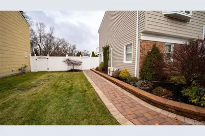 15 Westminister Lane, West Islip, NY 11795 - Photo 2