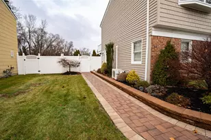 15 Westminister Ln, West Islip, NY 11795 - Photo 2
