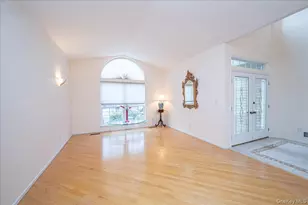 205 Windwatch Dr, Hauppauge, NY 11788 - Photo 20