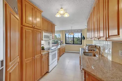 25 Rockledge Avenue #403, White Plains, NY 10601 - Photo 6