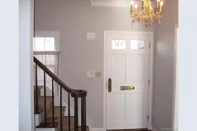 10 Duke Of Gloucester, Manhasset, NY 11030 - Photo 2