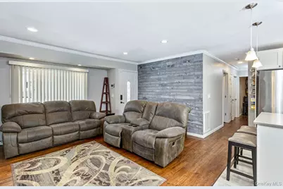 2700 Falcon Avenue, Medford, NY 11763 - Photo 8
