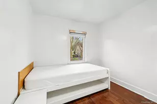 25717 Pembroke Ave, Great Neck, NY 11020 - Photo 16