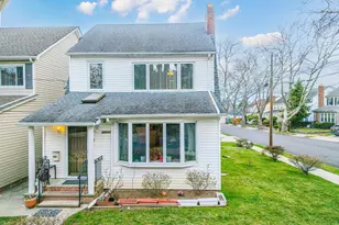 25717 Pembroke Ave, Great Neck, NY 11020 - Photo 2