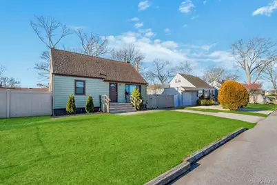 455 N Hamilton Avenue, Lindenhurst, NY 11757 - Photo 4