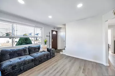 455 N Hamilton Avenue, Lindenhurst, NY 11757 - Photo 8