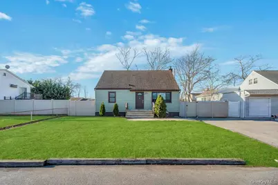 455 N Hamilton Avenue, Lindenhurst, NY 11757 - Photo 2