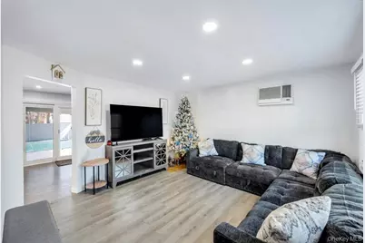 455 N Hamilton Avenue, Lindenhurst, NY 11757 - Photo 6