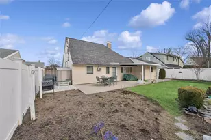 14 March Ln, Westbury, NY 11590 - Photo 28