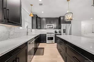 21105 Aspenwood Dr, Plainview, NY 11803 - Photo 14