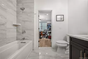 21105 Aspenwood Dr, Plainview, NY 11803 - Photo 26