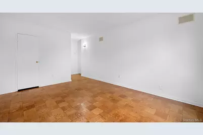 10 Ipswich Avenue #4M, Great Neck, NY 11021 - Photo 16