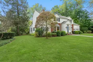 12 Chester Dr, Great Neck, NY 11021 - Photo 2