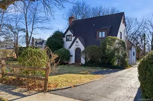 54 Summit Dr, Manhasset, NY 11030 - Photo 2