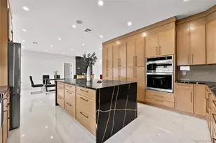 48 Martin Ln, Westbury, NY 11590 - Photo 4