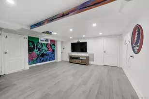 10 Clover Dr, Great Neck, NY 11021 - Photo 22