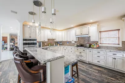 88 Elmwood Street, Plainview, NY 11803 - Photo 10