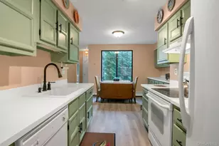 60 Foxwood Dr, Pleasantville, NY 10570 - Photo 6