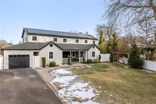 24 Twin River Dr, Oakdale, NY 11769 - Photo 2