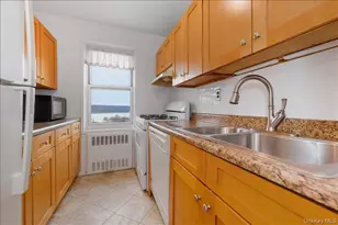 25 Sunnyside Dr, Yonkers, NY 10705 - Photo 10