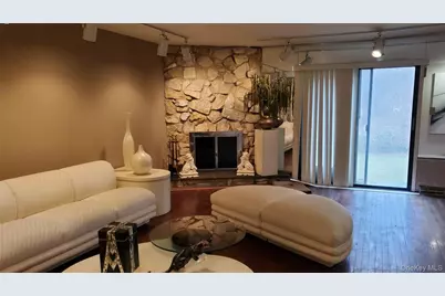 45 Windsor Gate #45, North Hills, NY 11040 - Photo 6