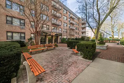 3 Birchwood Court #2J, Mineola, NY 11501 - Photo 2