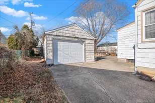 9 Stanford Ln, Hicksville, NY 11801 - Photo 12