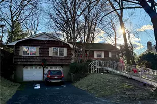 20 Camelia Pl, Hauppauge, NY 11788 - Photo 2