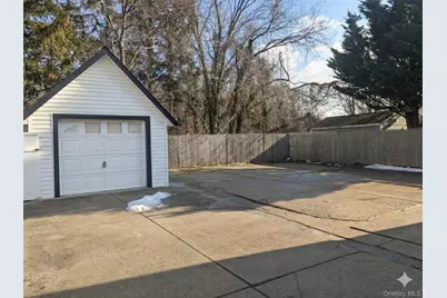 27 Brook Avenue, Bay Shore, NY 11706 - Photo 2