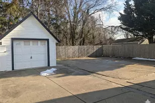 27 Brook Ave, Bay Shore, NY 11706 - Photo 2