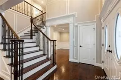 11 Evelyn Court, Syosset, NY 11791 - Photo 2