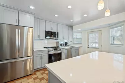 527 Alicia Drive, Westbury, NY 11590 - Photo 10